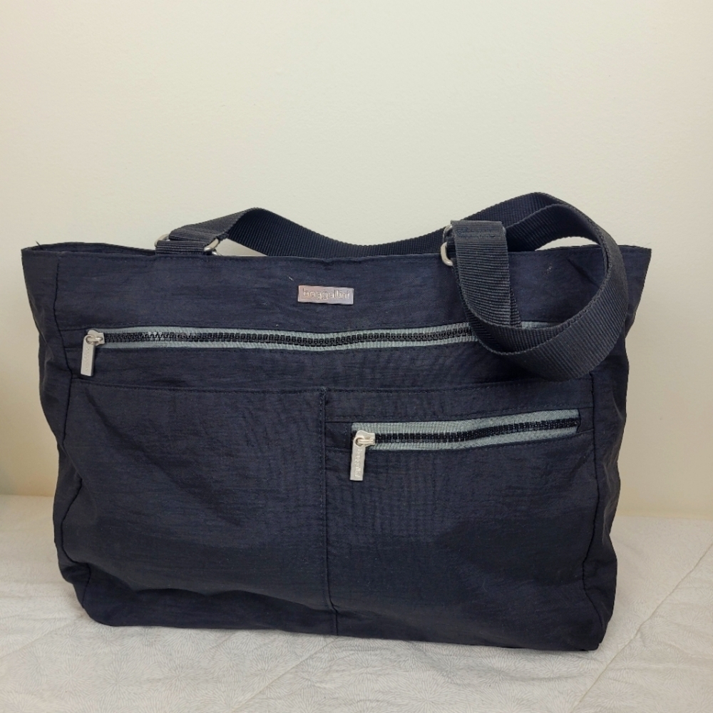 Baggallini Black Nylon Small Travel Bag Exterior Zipper Compartments Vacation